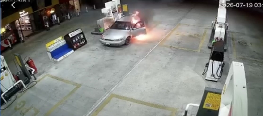 BURSA-İSTANBUL YOLU ÜZERİNDEKİ BİR AKARYAKIT İSTASYONUNDA YAKIT ALDIĞI SIRADA OTOMOBİLİ BİR ANDA...