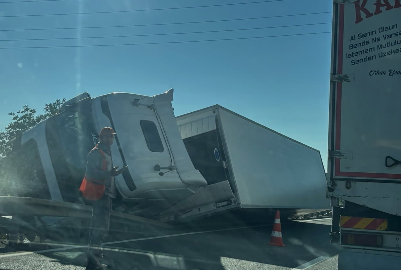 BURSA’NIN İNEGÖL İLÇESİNDE KONTROLDEN ÇIKAN TIR, BARİYERLERE ÇARPARAK DEVRİLDİ. KAZADA TIR...