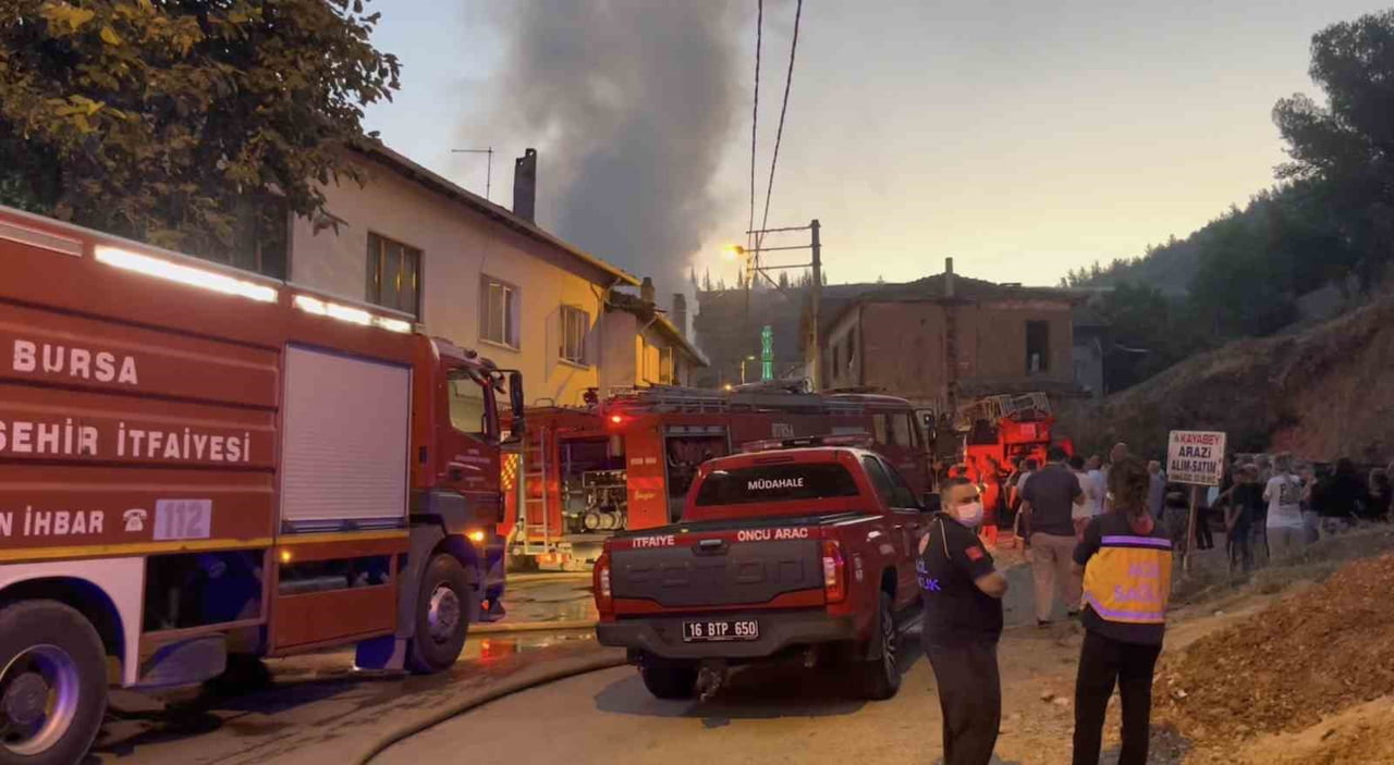 BURSA’NIN İSMETİYE MAHALLESİ’NDE 2 KATLI BİR EVDE ÇIKAN YANGIN FACİAYLA SONUÇLANDI. YANGINDA EVDE...