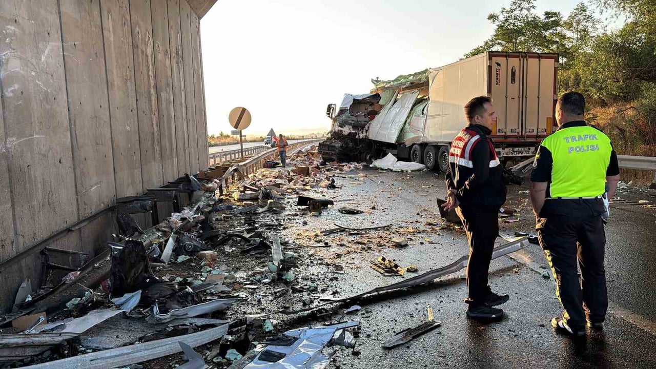 BURSA’NIN MUSTAFAKEMALPAŞA BOĞAZ MAHALLESİ YAKINLARINDA MEYDANA GELEN TRAFİK KAZASINDA, TAVUK ETİ...