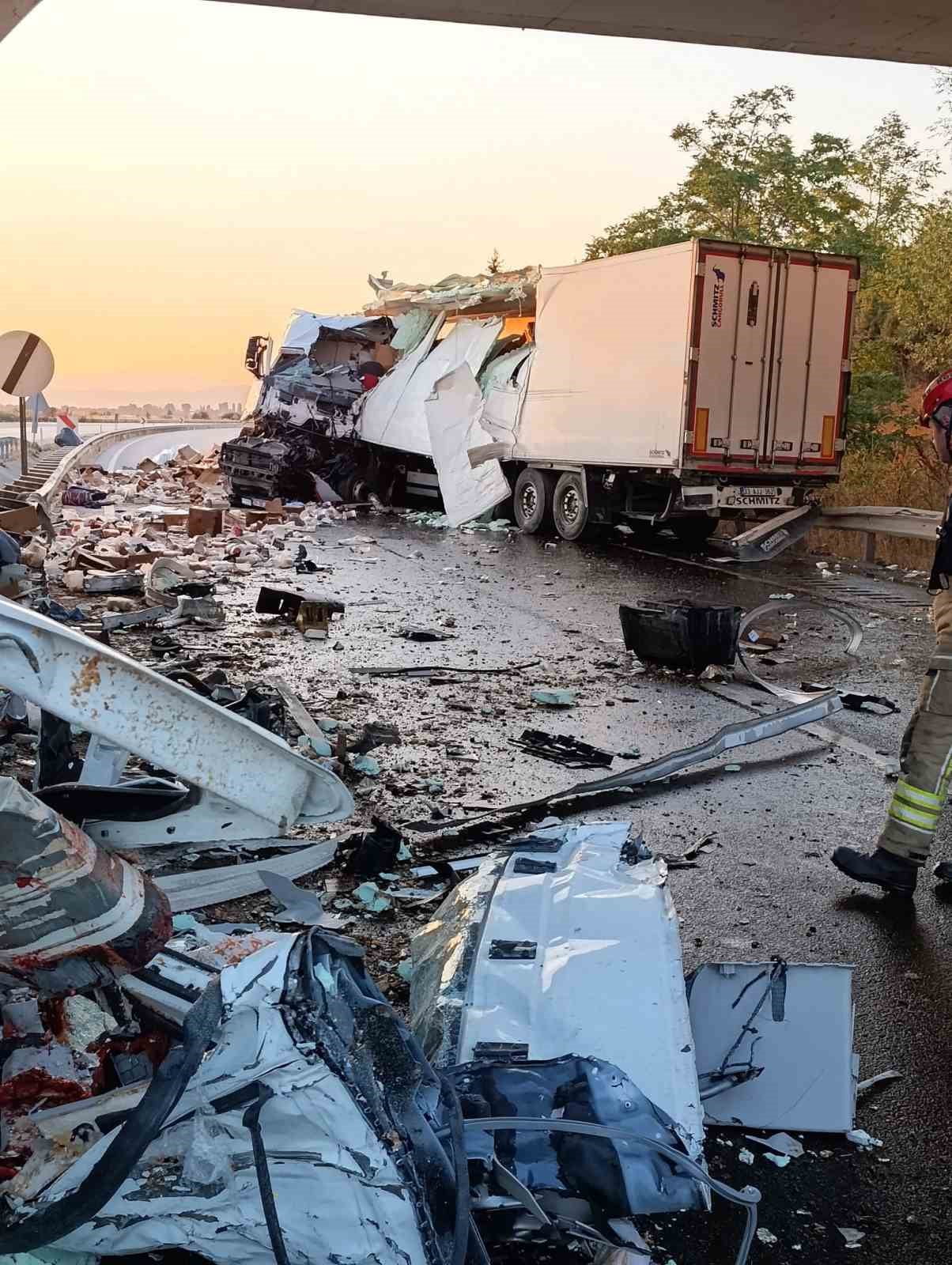 BURSA’NIN MUSTAFAKEMALPAŞA BOĞAZ MAHALLESİ YAKINLARINDA MEYDANA GELEN TRAFİK KAZASINDA, TAVUK ETİ...