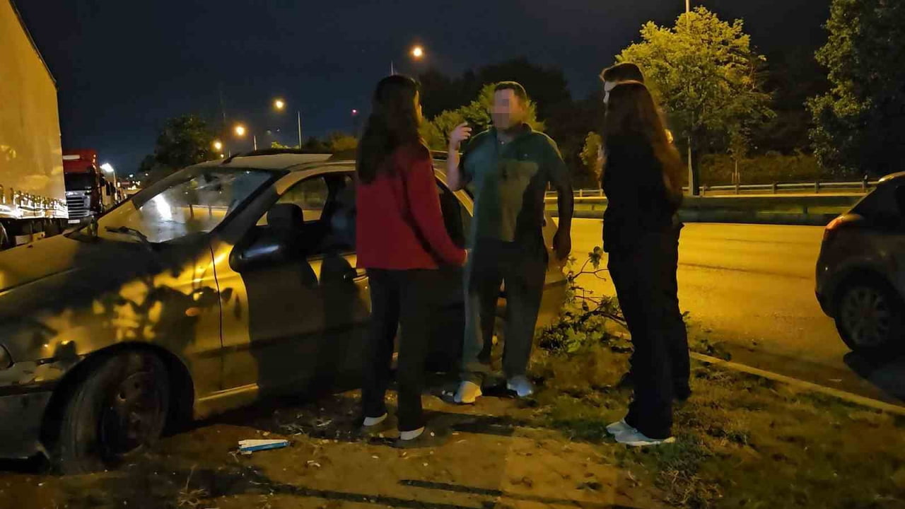 BURSA’NIN NİLÜFER İLÇESİNDE KONTROLDEN ÇIKAN OTOMOBİLİN TIRA ÇARPMASI SONUCU MEYDANA GELEN KAZADA...