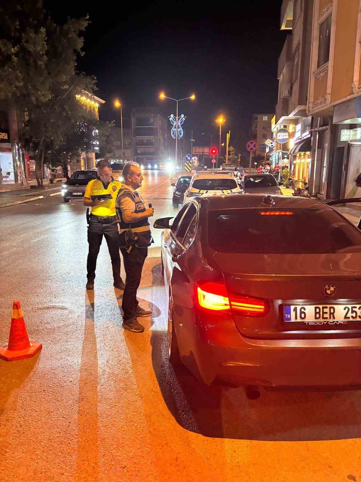 BURSA’NIN ORHANGAZİ İLÇESİNDE POLİS EKİPLERİNCE GERÇEKLEŞTİRİLEN HUZUR UYGULAMASINDA 920 KİŞİNİN...