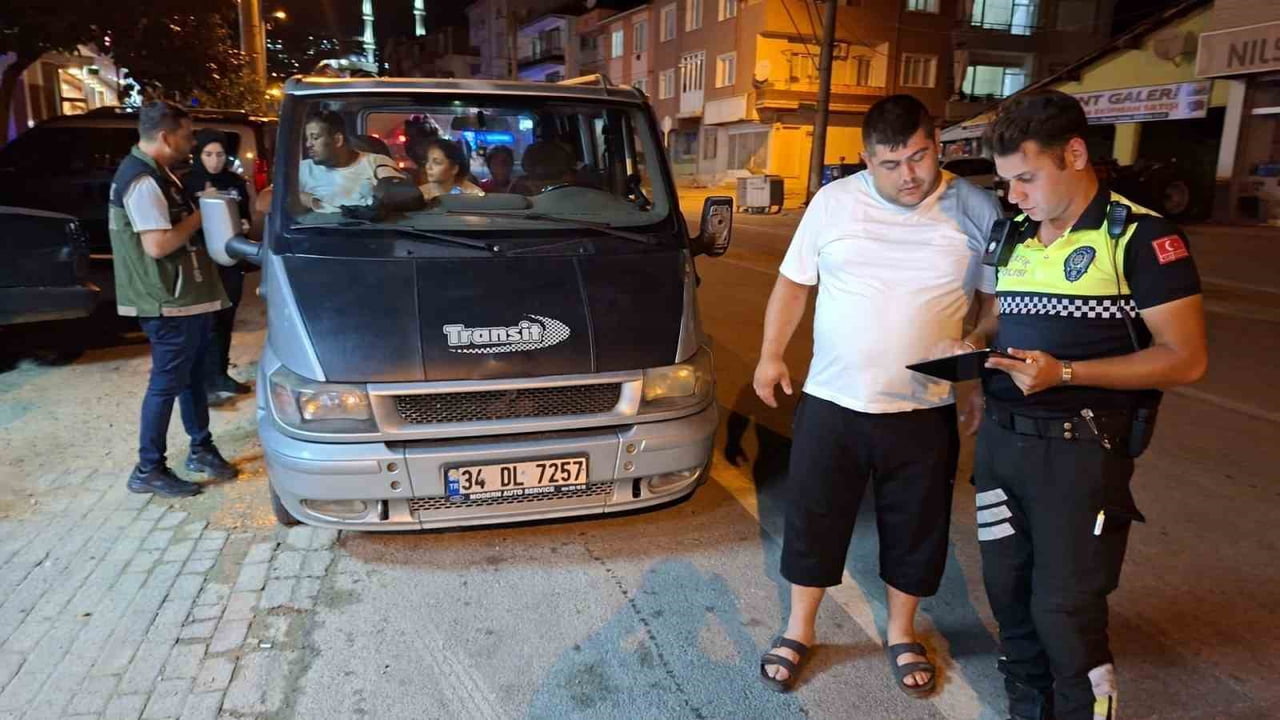 BURSA’NIN ORHANGAZİ İLÇESİNDE POLİS EKİPLERİNCE GERÇEKLEŞTİRİLEN HUZUR UYGULAMASINDA 920 KİŞİNİN...