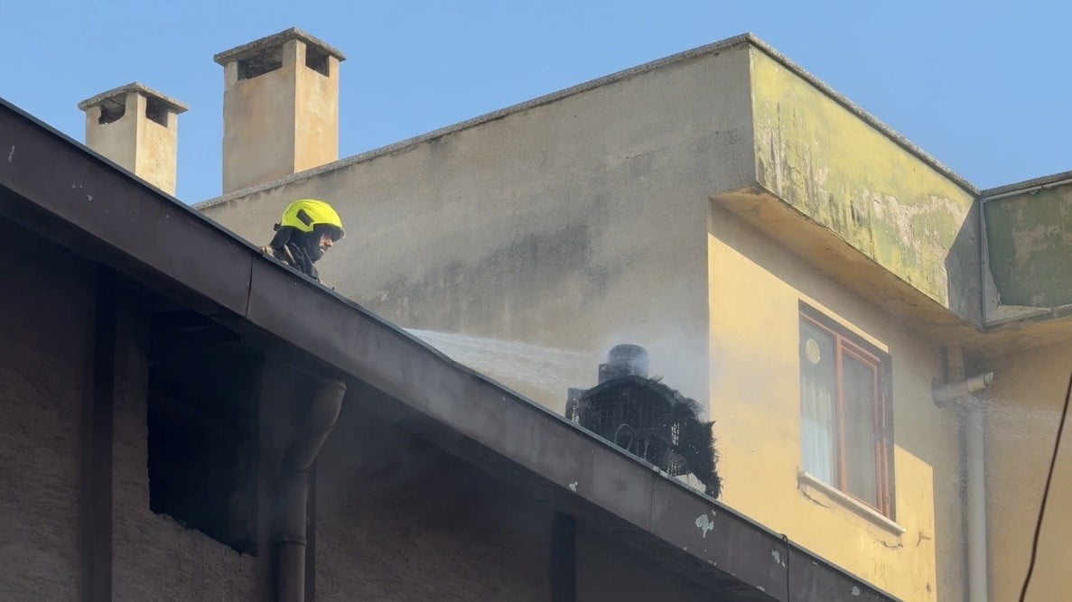 BURSA’NIN OSMANGAZİ İLÇESİ KIBRIS ŞEHİTLERİ CADDESİ’NDE BİR İŞ YERİNİN BACASINDA ÇIKAN YANGIN...