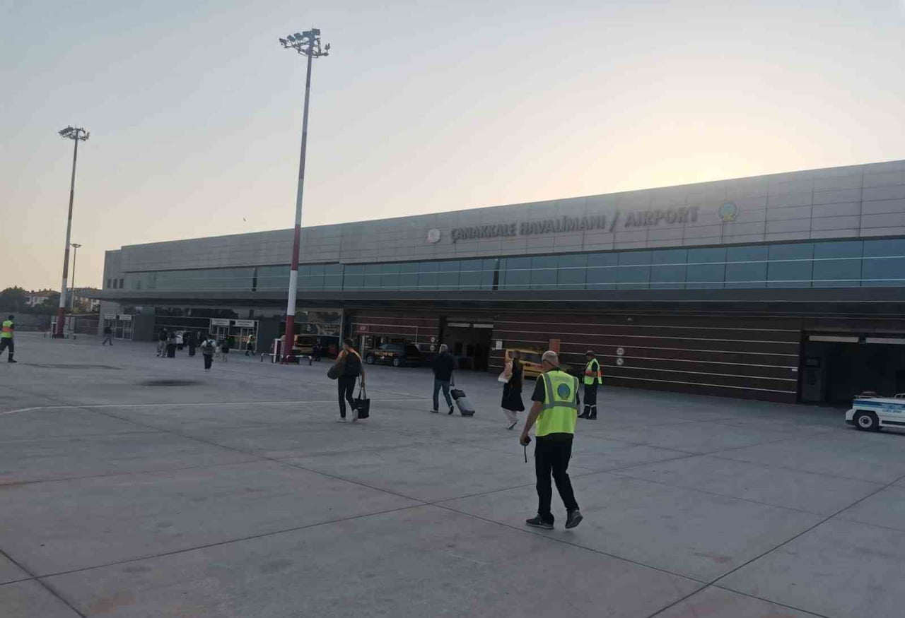 BÜRÜKSEL'DEN KALKAN YOLCU UÇAĞI İSTANBUL'DAKİ OLUMSUZ HAVA ŞARTLARI NEDENİYLE ÇANAKKALE...
