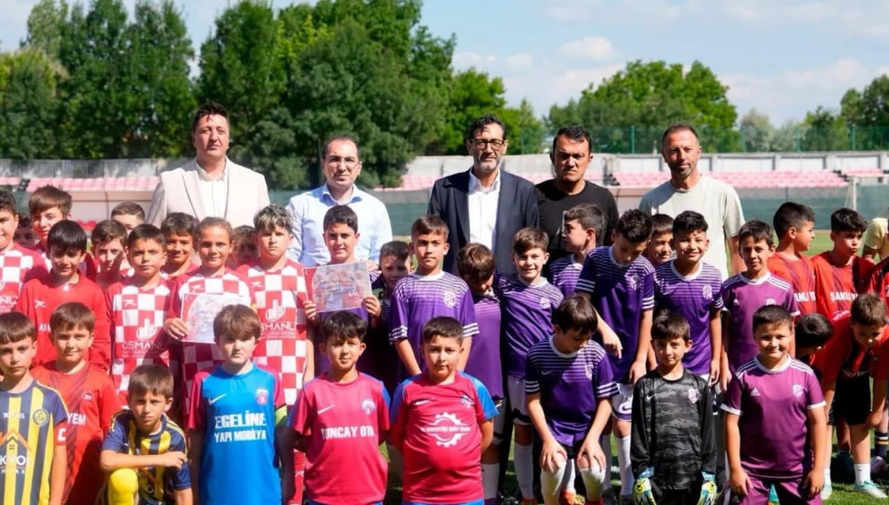 BÜYÜK BİR COŞKU VE DOSTLUK HAVASINDA GEÇEN FUTBOL ŞENLİĞİ