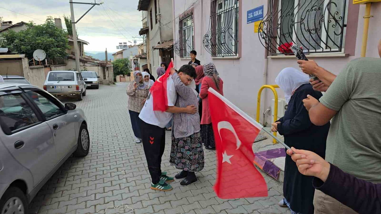 BÜYÜK BİR COŞKUYLA KARŞILANDI