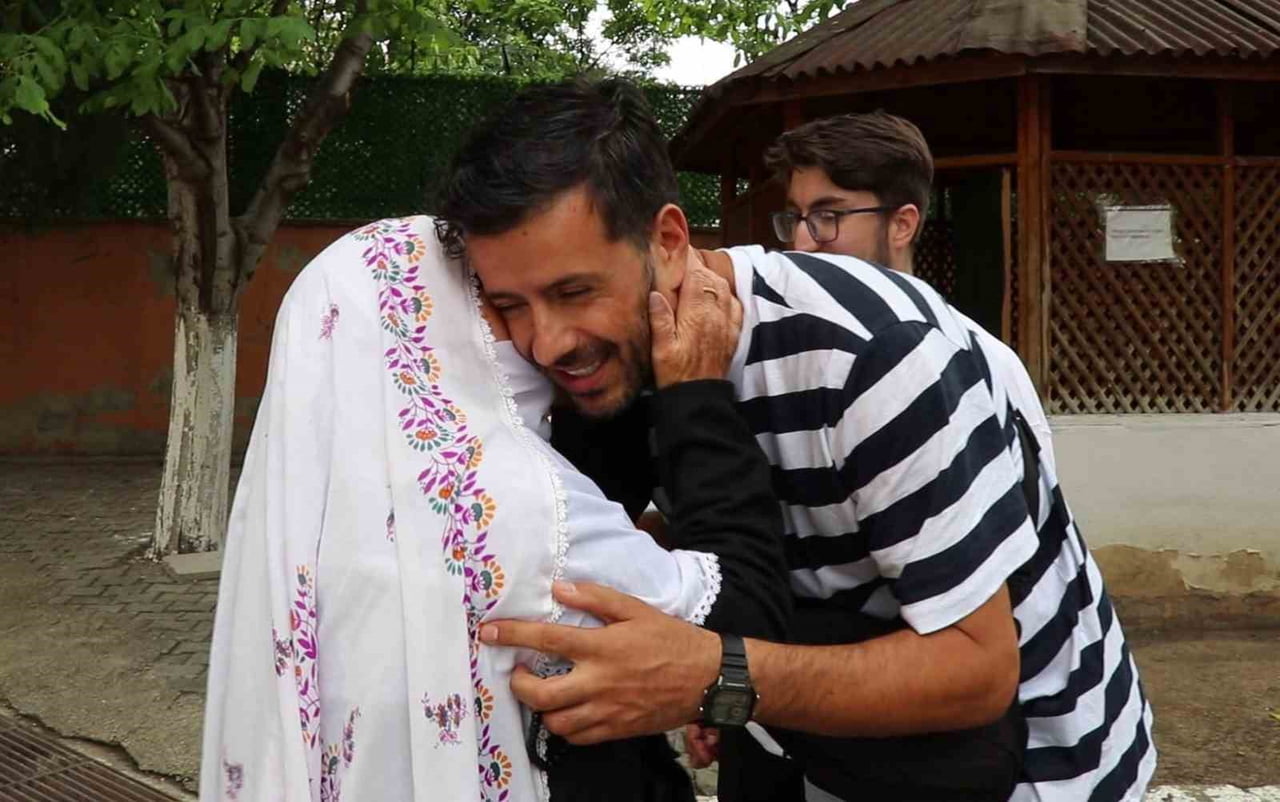 BÜYÜK MUTLULUK YAŞAYAN FATMA AKKAŞ, CÜZDANI BULAN GENÇLERE TEŞEKKÜR EDEREK DUALAR ETTİ.