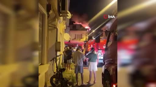 Büyükada'da 3 katlı binanın çatı katında yangın: 2 kişi dumandan etkilendi