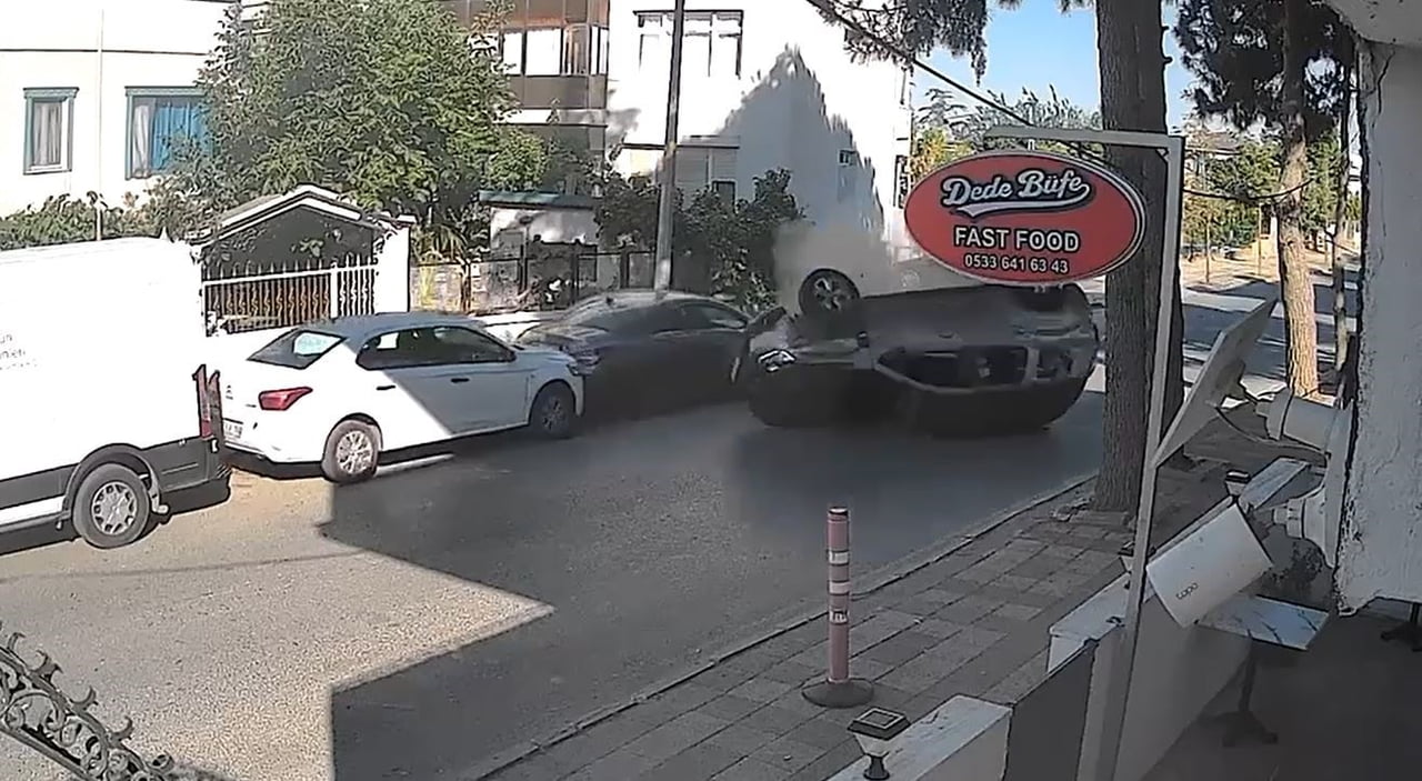 BÜYÜKÇEKMECE’DE, PARK HALİNDEKİ ARACA ÇARPAN OTOMOBİL TAKLA ATTI. KAZA ANI GÜVENLİK KAMERASI...