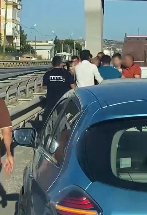 BÜYÜKÇEKMECE İLÇESİNDE, E-5'TE TEKME TOKAT YOL KAVGASI YAŞANDI.