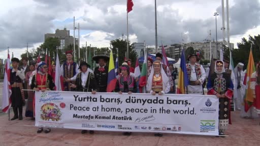 Büyükçekmece Kültür ve Sanat Festivali’nin çelenk takdim töreni, Taksim Cumhuriyet Anıtı önünde...