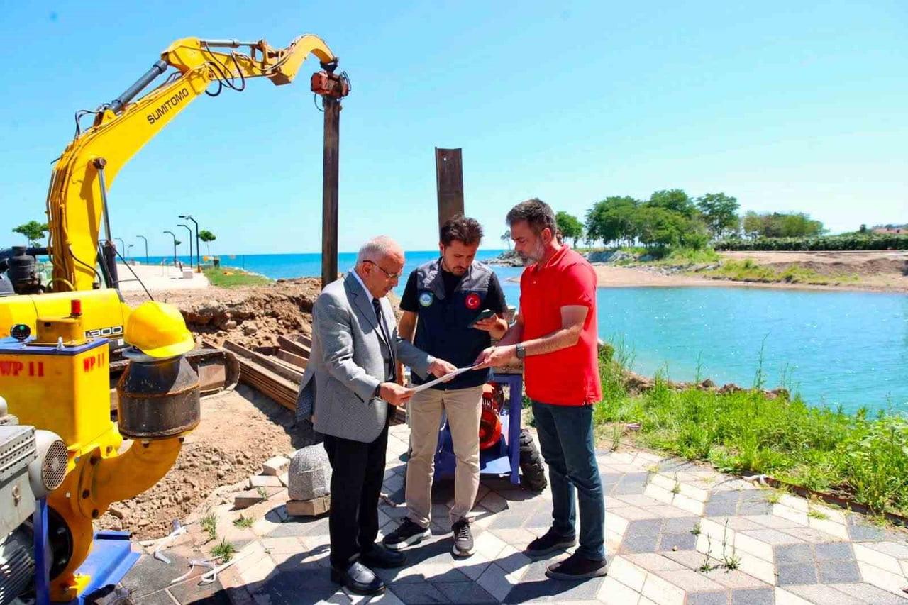 BÜYÜKŞEHİR BELEDİYE BAŞKANI DR. MEHMET HİLMİ GÜLER (SOLDA), YAPIMI DEVAM EDEN KÖPRÜDE...