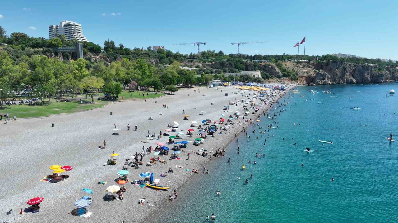 BÜYÜKŞEHİR EKİPLERİ, KONYALTI SAHİLİ’NDE ZİYARETÇİLERE TEMİZ, HİJYENİK VE KONFORLU BİR TATİL...
