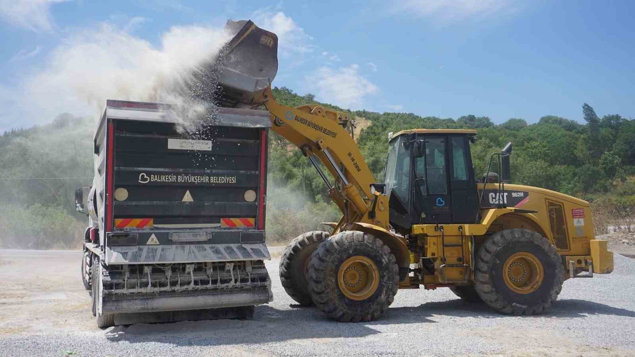 BÜYÜKŞEHİR, ORHANLI-ÇİFTLİKKÖY ARASINDAKİ YOLU İYİLEŞTİRDİ