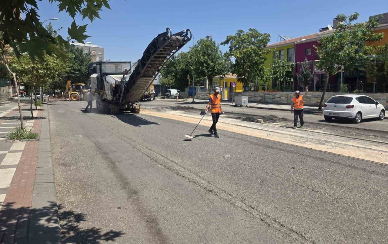 BÜYÜKŞEHİR SİVEREK MERKEZİNDE ASFALTLAMA ÇALIŞMASI YAPTI