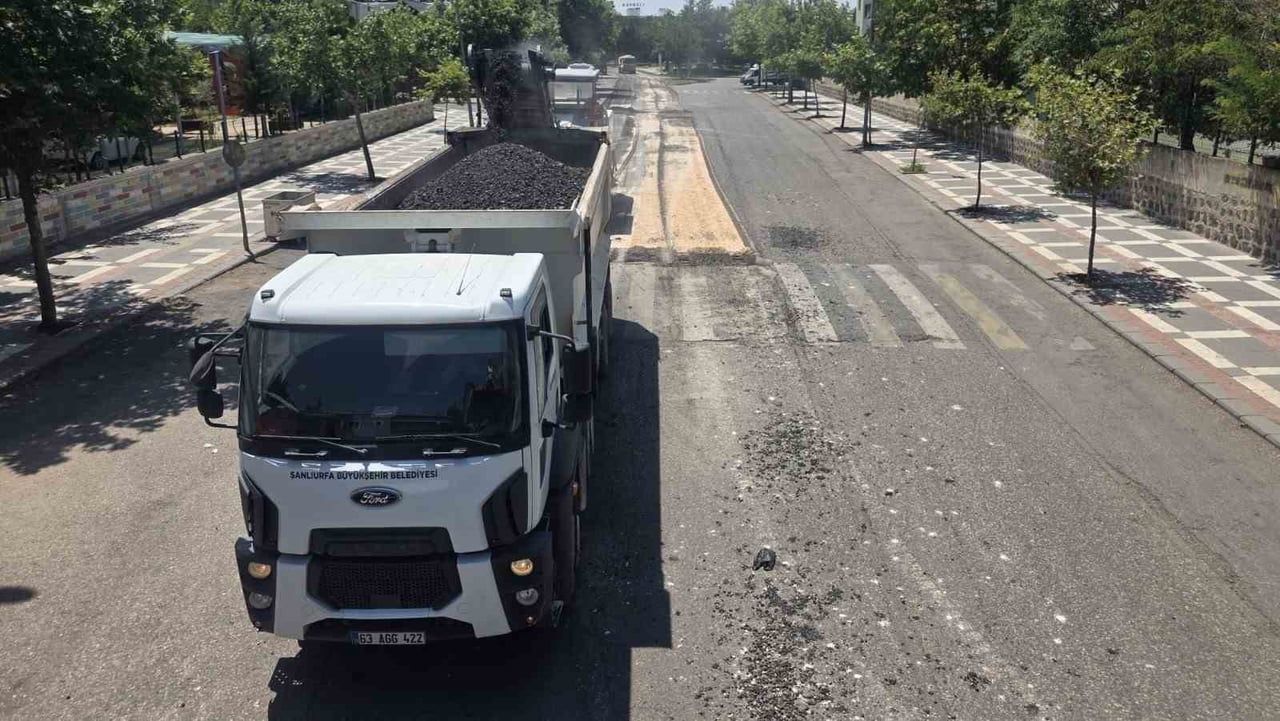 BÜYÜKŞEHİR SİVEREK MERKEZİNDE ASFALTLAMA ÇALIŞMASI YAPTI