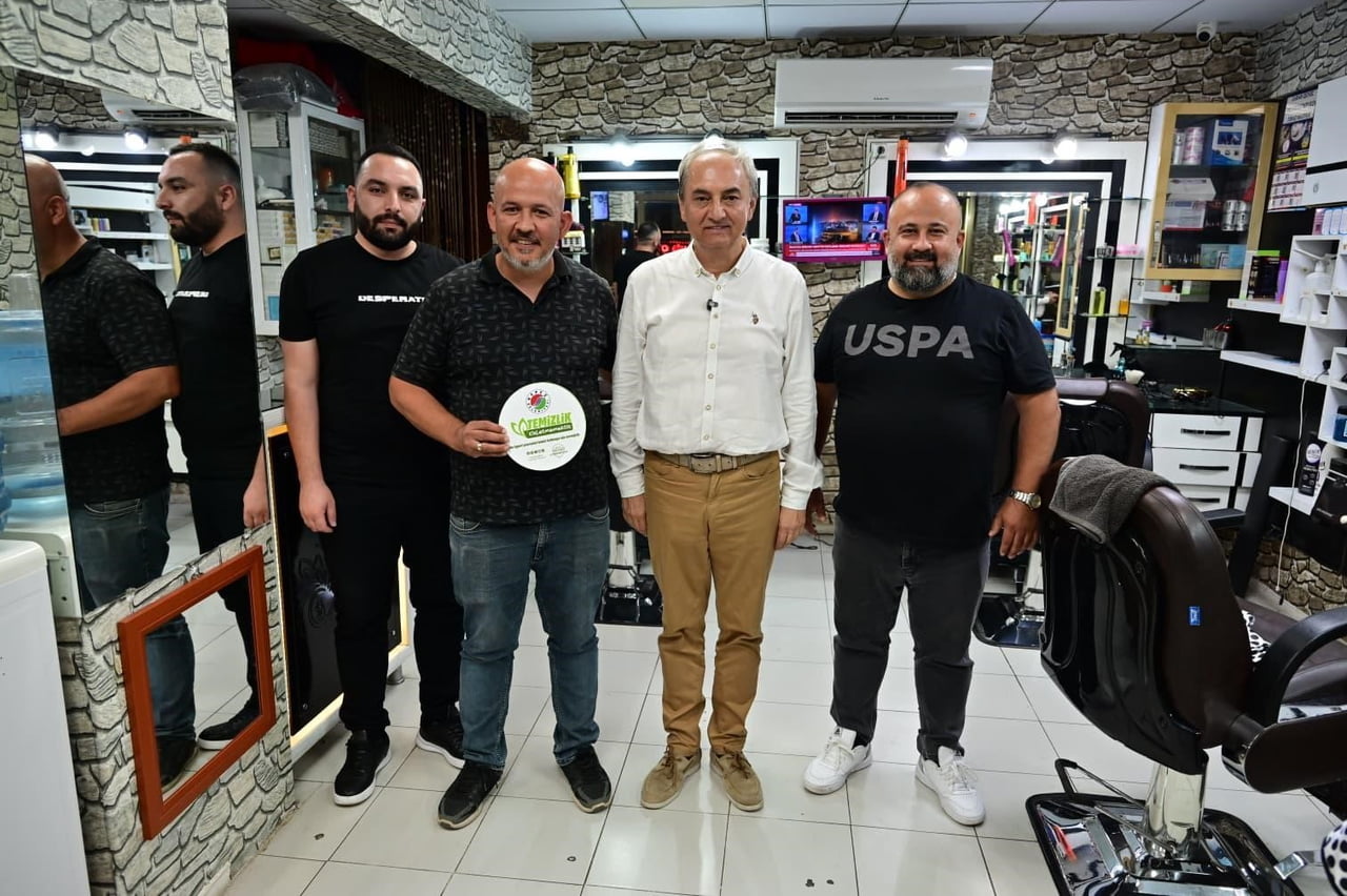 CADDE ESNAFINI TEK TEK ZİYARET EDEN BAŞKAN KOCAGÖZ, ESNAFA HAYIRLI İŞLER VE BOL KAZANÇ DİLEKLERİNİ...