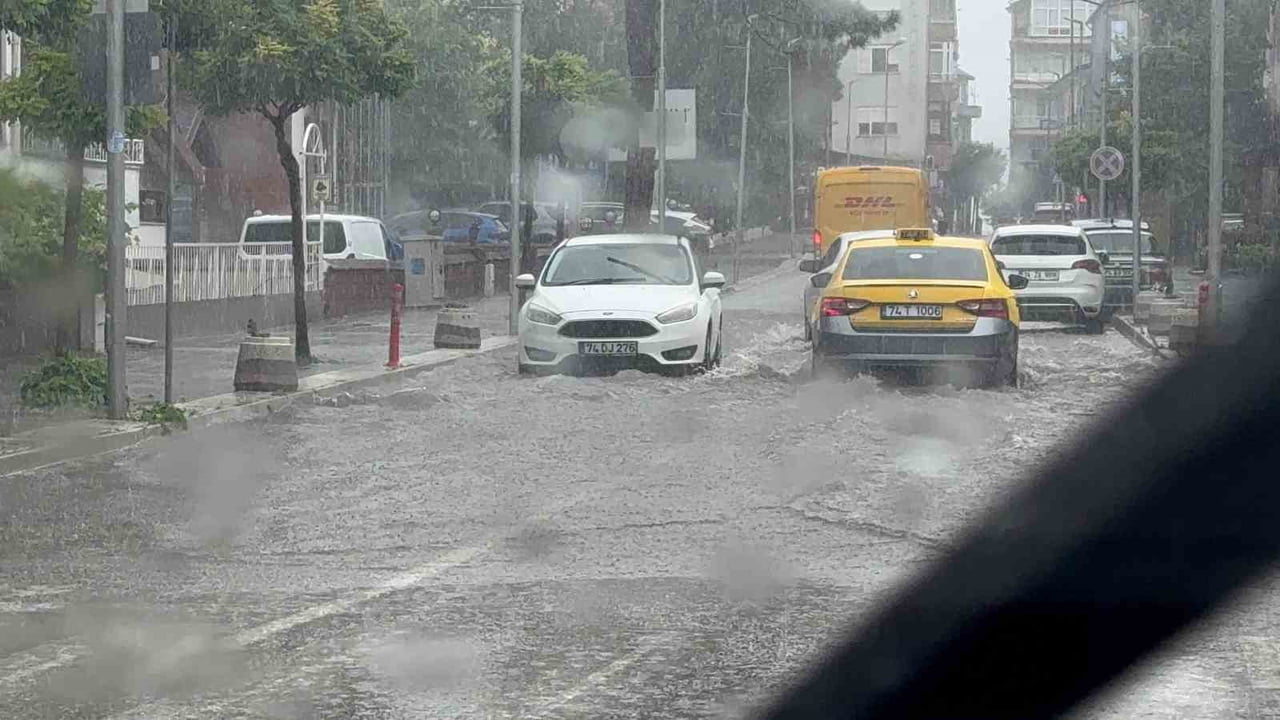 CADDE VE SOKAKLAR GÖLE DÖNDÜ