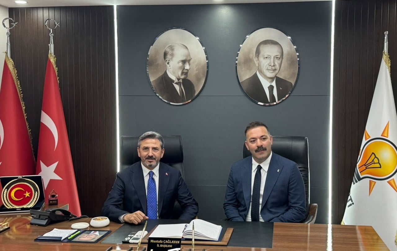 ÇALIŞMA VE SOSYAL GÜVENLİK BAKAN YARDIMCISI AHMET AYDIN (SOLDA) AK PARTİ ZONGULDAK İL BAŞKANI...