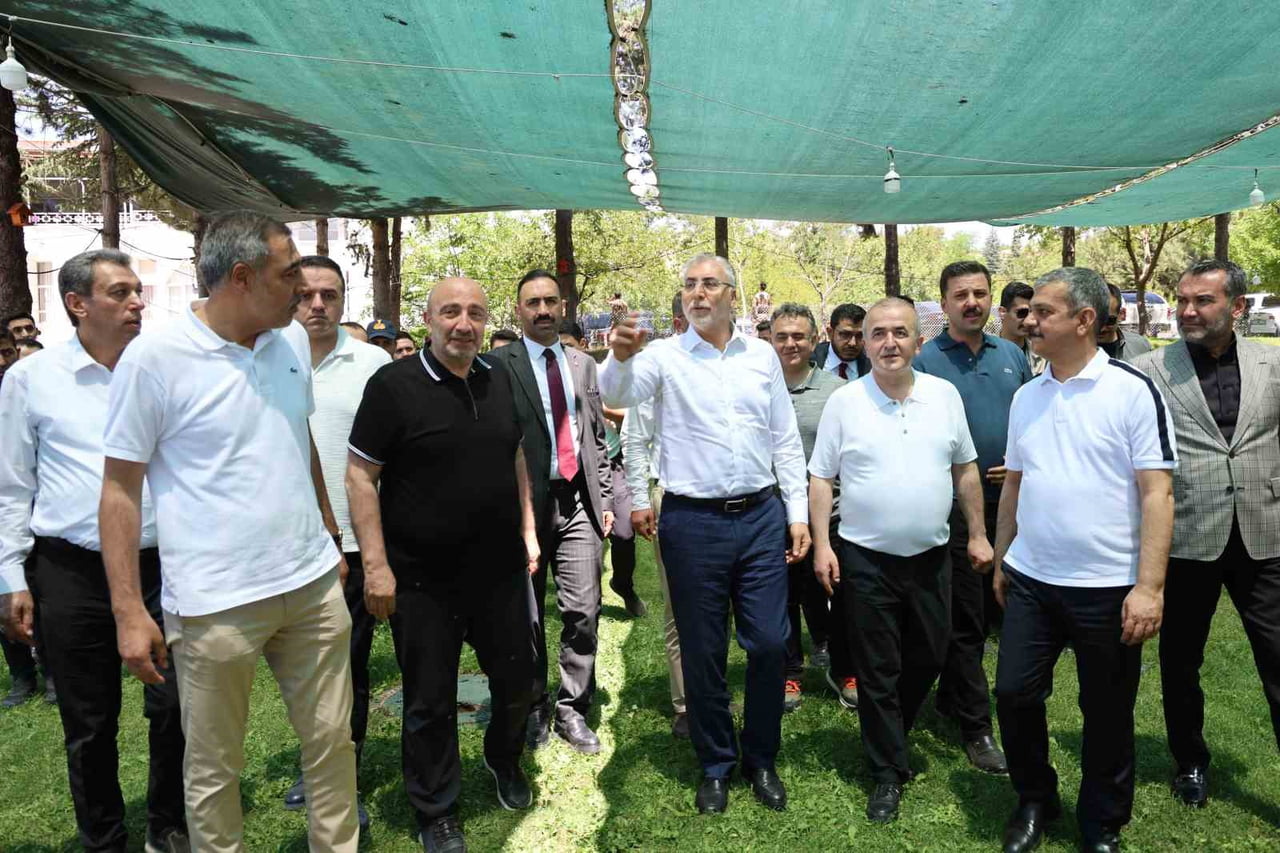 ÇALIŞMA VE SOSYAL GÜVENLİK BAKANI PROF DR VEDAT IŞIKHAN MARDİN PROGRAMI SEYAHATİNDE UĞRADIĞI...