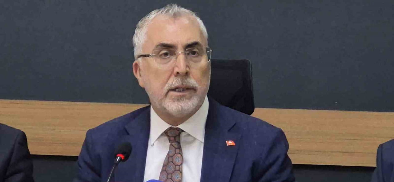 ÇALIŞMA VE SOSYAL GÜVENLİK BAKANI VEDAT IŞIKHAN, AK PARTİ İL BAŞKANLIĞI'NDA KONUŞTU