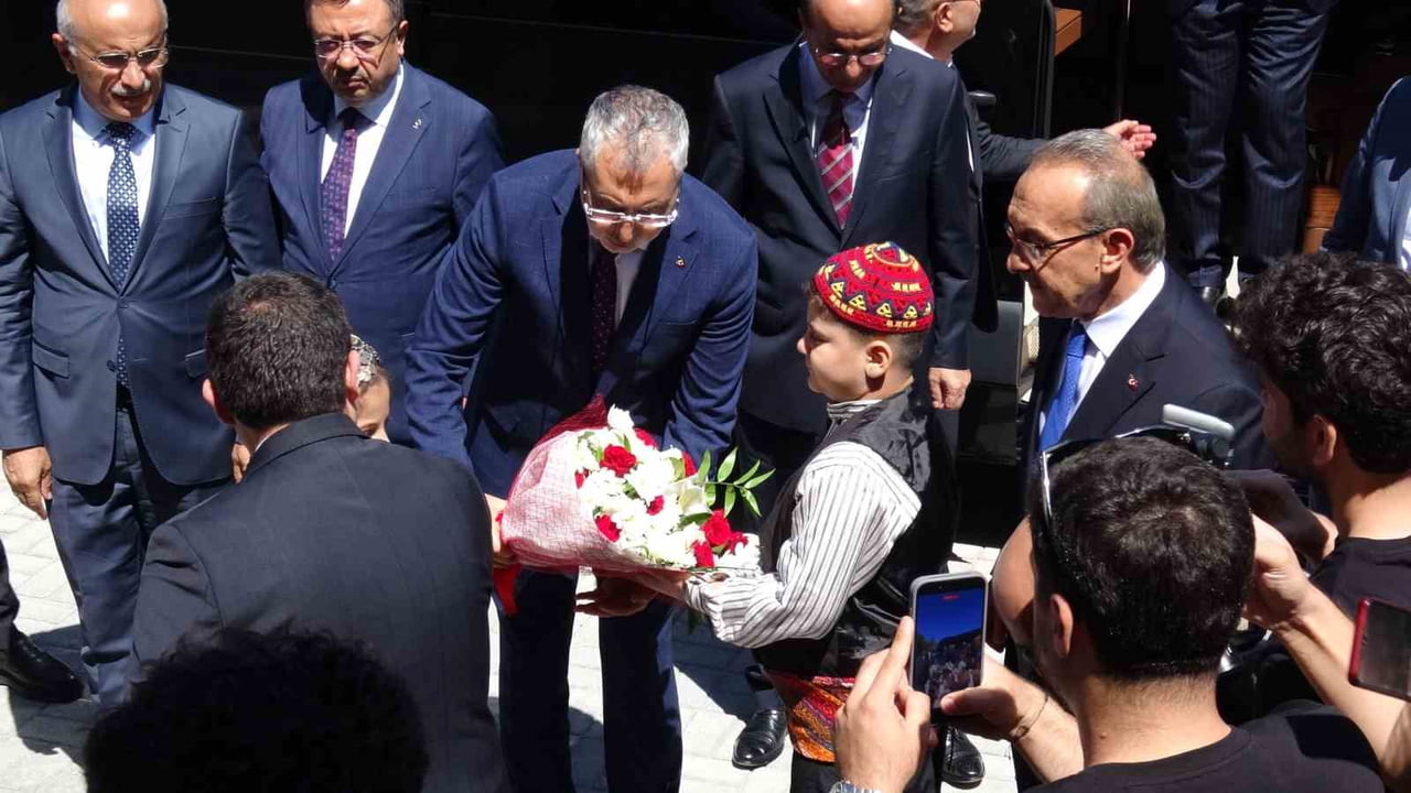 ÇALIŞMA VE SOSYAL GÜVENLİK BAKANI VEDAT IŞIKHAN, MALATYA PROGRAMI KAPSAMINDA İLK OLARAK MALATYA...