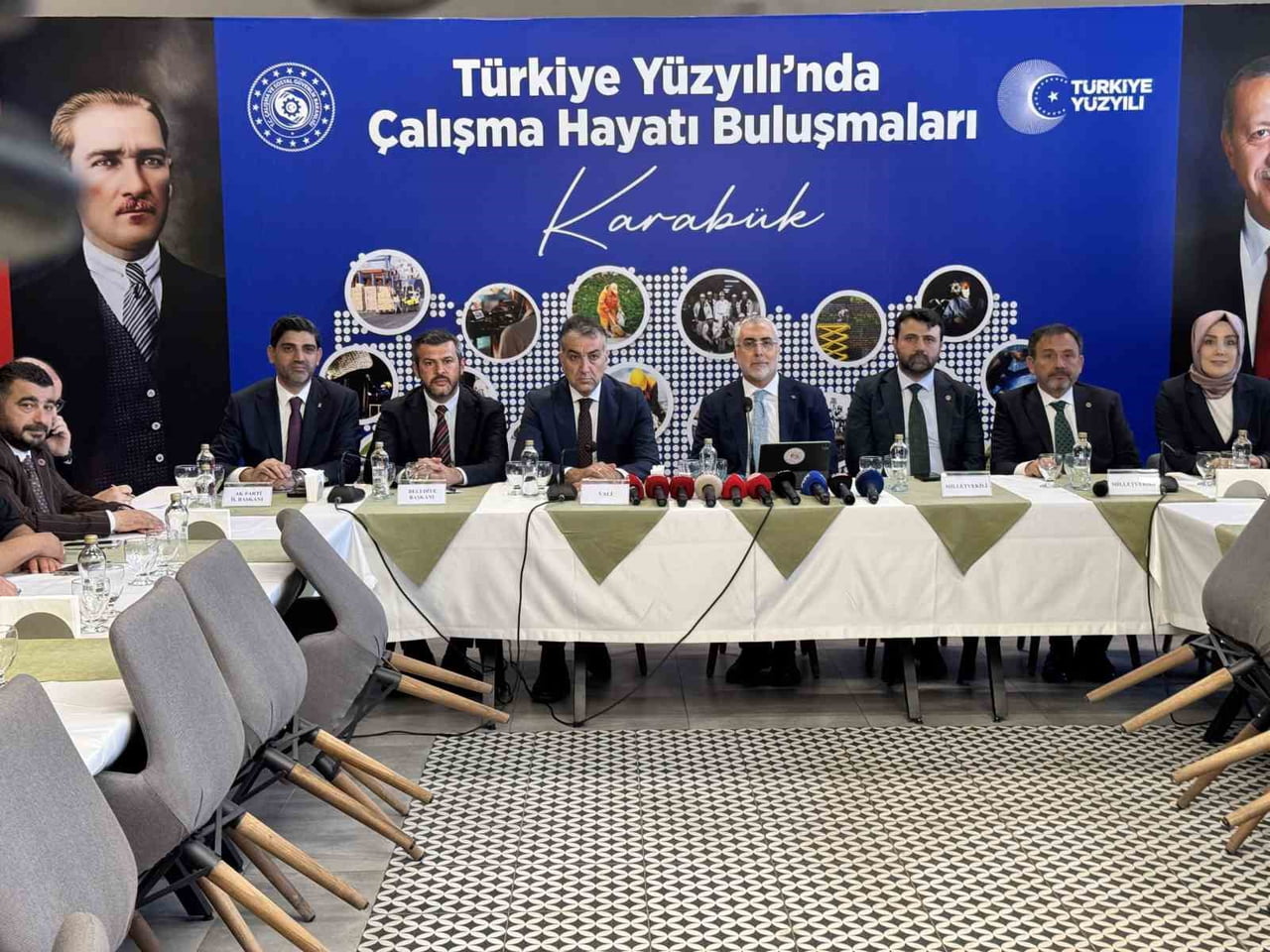 ÇALIŞMA VE SOSYAL GÜVENLİK BAKANI VEDAT IŞIKHAN VE TOPLANTIYA KATILANLAR