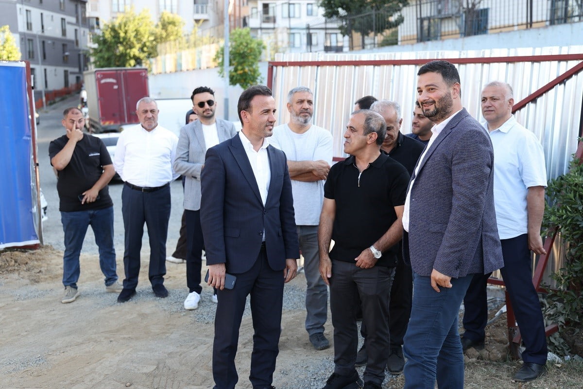 ÇALIŞMALARI YERİNDE İNCELEYEN KÂĞITHANE BELEDİYE BAŞKANI MEVLÜT ÖZTEKİN, İLÇEDE SPORA YAPILAN...