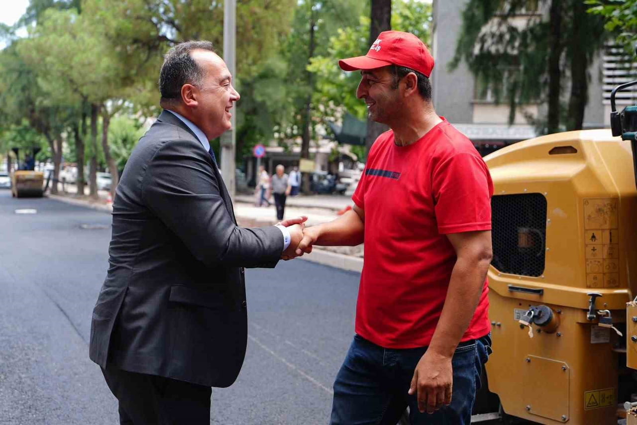 ÇALIŞMALARI YERİNDE İNCELEYEN MANİSA BÜYÜKŞEHİR BELEDİYE BAŞKANI BESİM DUTLULU, ESNAF VE...