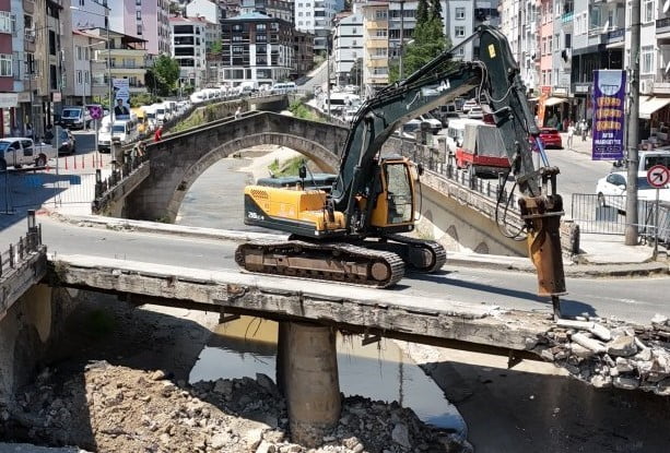 ÇALIŞMALARIN TAMAMLANMASININ ARDINDAN BÖLGEYE DAHA GÜVENLİ VE MODERN BİR KÖPRÜ İNŞA...