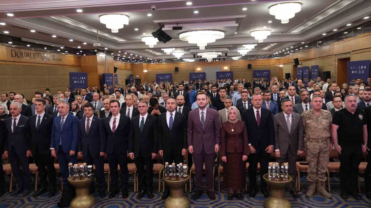 ÇALIŞTAYA VAN VALİSİ OZAN BALCI, BİTLİS VALİSİ AHMET KARAKAYA, CUMHURBAŞKANI BAŞDANIŞMANI GÜLŞEN...