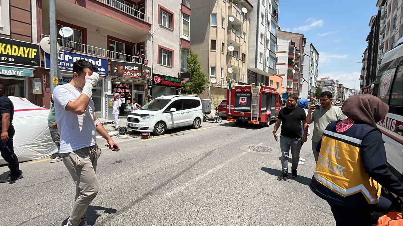 CAM PARÇALARI İLE YARALANAN ŞAHIS HASTANEYE KALDIRILDI.