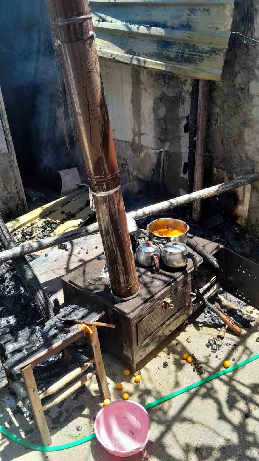 ÇAMARDI'DA AVLUDAKİ SOBA YANGINA NEDEN OLDU