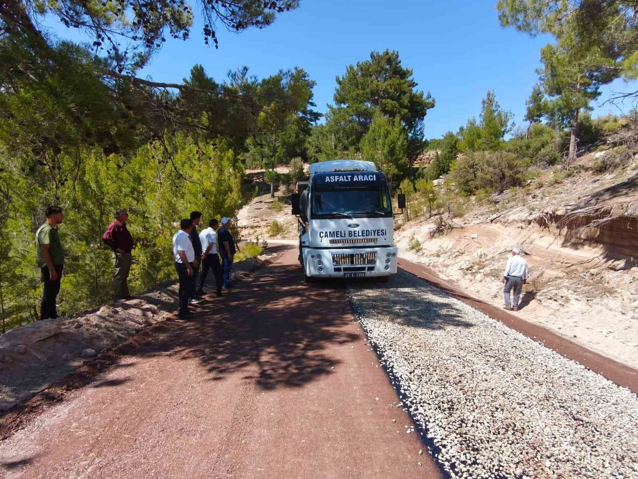 ÇAMELİ BELEDİYESİ, 2026 YILI ASFALT SEZONUNUN İLK SERİMİNİ KOLAK MAHALLESİ’NDE BAŞLATTI. BELEDİYE...