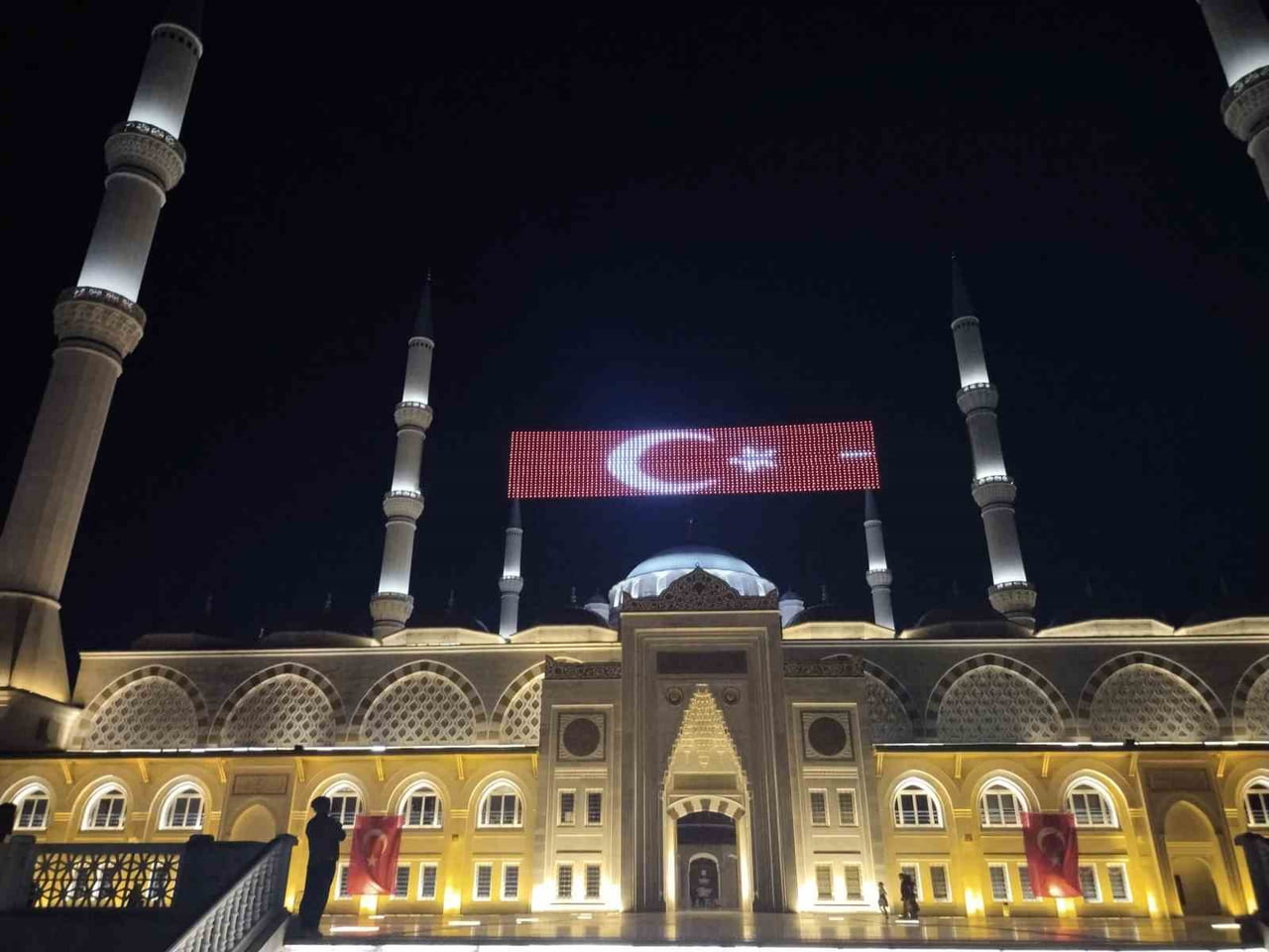ÇAMLICA CAMİİ’NDE 15 TEMMUZ’UN 10. YILINDA SELA SESLERİ YANKILANDI