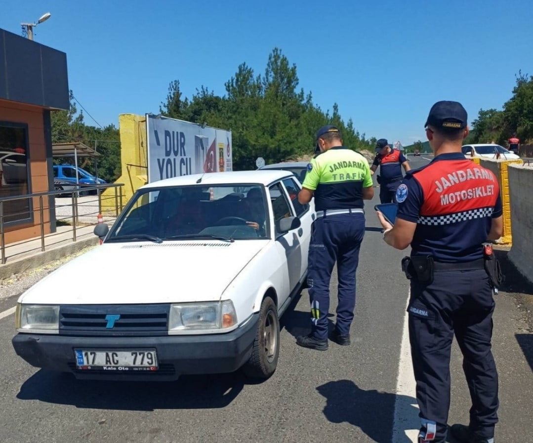 ÇANAKKALE'DE JANDARMA EKİPLERİNCE GERÇEKLEŞTİRİLEN TRAFİK DENETİMİNDE 17 ARAÇ TRAFİKTEN MEN...