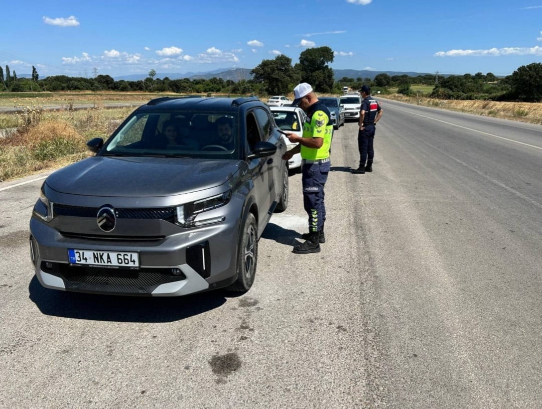 ÇANAKKALE'DE JANDARMA EKİPLERİNCE GERÇEKLEŞTİRİLEN TRAFİK DENETİMİNDE 17 ARAÇ TRAFİKTEN MEN...