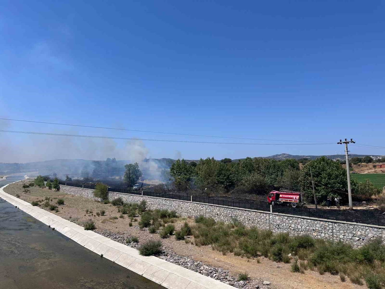 ÇANAKKALE'NİN AYVACIK İLÇESİNDE OTLUK ALANDA ÇIKAN YANGIN EKİPLERİN MÜDAHALESİYLE KONTROL ALTINA...