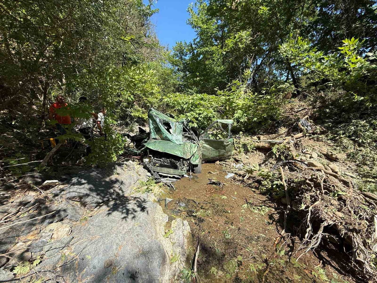 ÇANAKKALE'NİN YENİCE İLÇESİNDE KONTROLDEN ÇIKIP DERE YATAĞINA DEVRİLEN HAFİF TİCARİ ARAÇTAKİ 2...