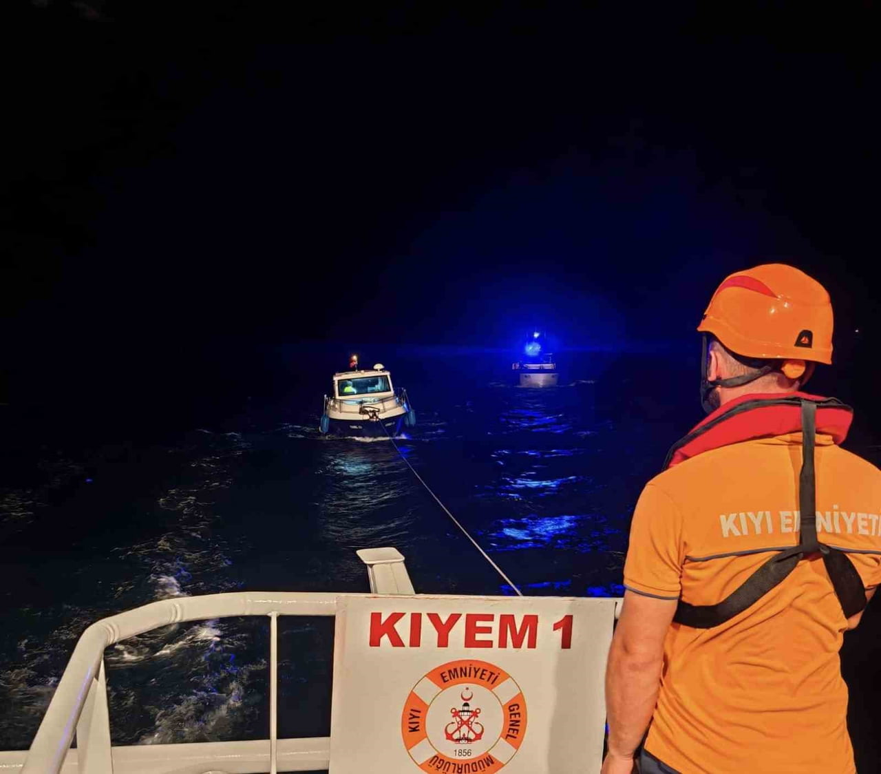 ÇANAKKALE BOĞAZI’NDA SÜRÜKLENEN VE İÇİNDE 9 KİŞİNİN BULUNDUĞU TEKNE KIYI EMNİYETİ GENEL MÜDÜRLÜĞÜ...
