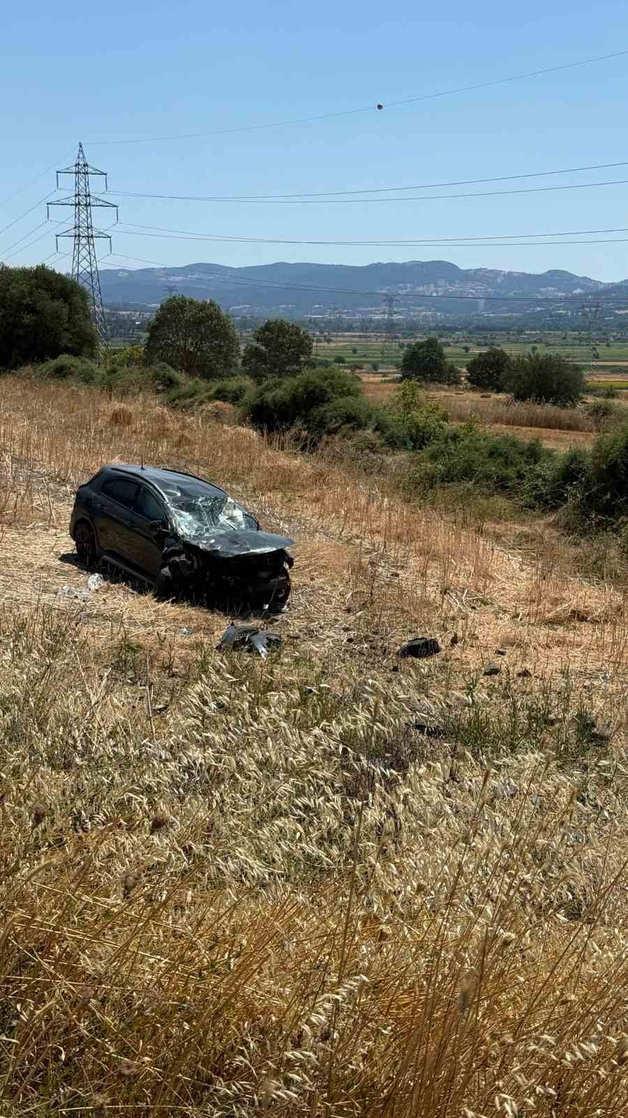 ÇANAKKALE-ÇAN KARAYOLU ÜZERİNDE OTOMOBİL TARLAYA UÇTU. ARAÇTA BULUNAN 2 KİŞİ YARALANDI.
