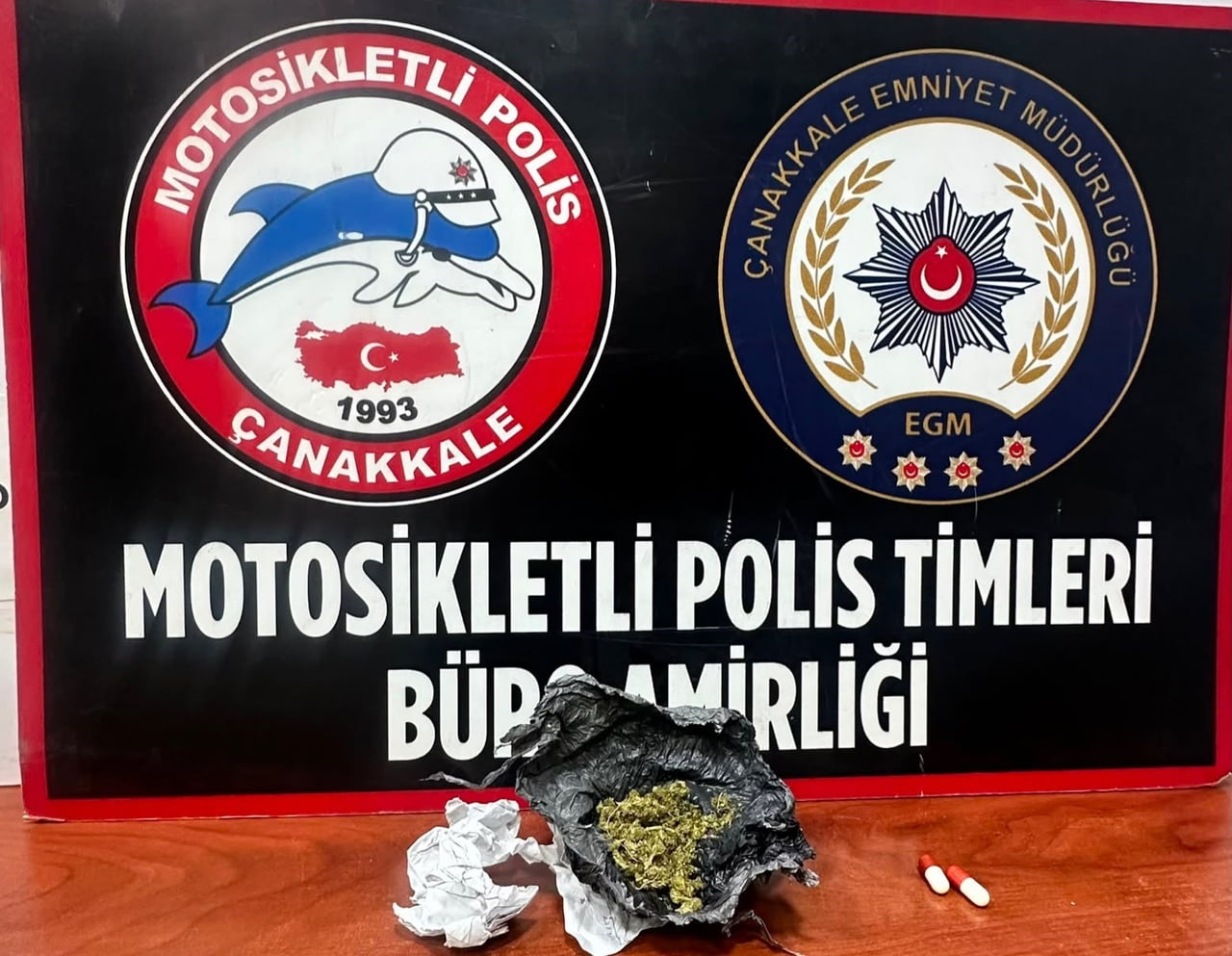 ÇANAKKALE’DE EMNİYET EKİPLERİNCE GERÇEKLEŞTİRLEN HUZUR UYGULAMALARINDA ÇEŞİTLİ SUÇLARDAN ARANMA...