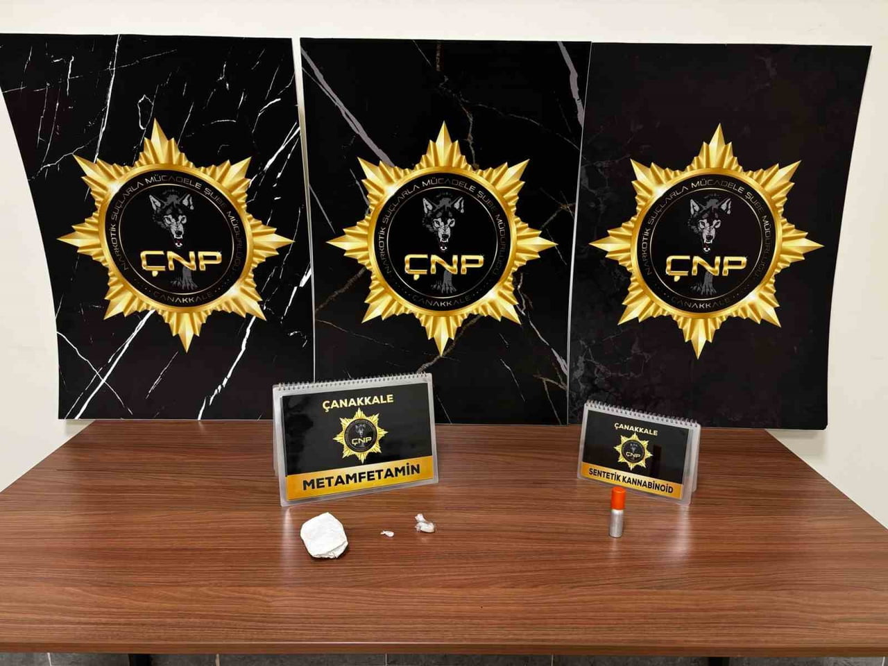 ÇANAKKALE’DE EMNİYET EKİPLERİNCE GERÇEKLEŞTİRLEN HUZUR UYGULAMALARINDA ÇEŞİTLİ SUÇLARDAN ARANMA...
