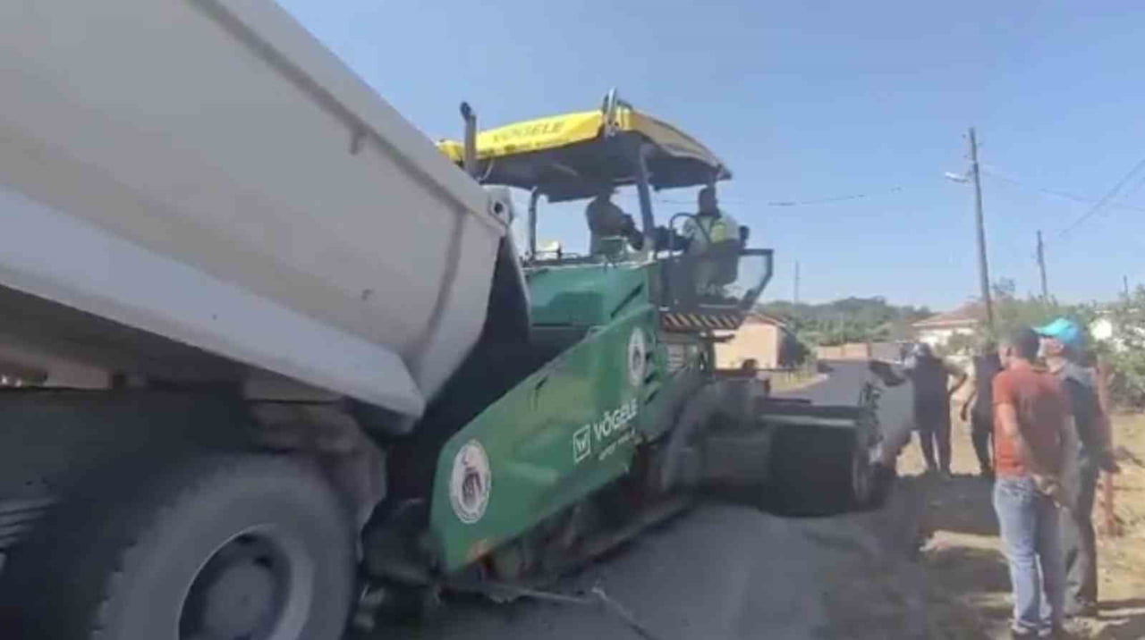 ÇANAKKALE’DE İL ÖZEL İDARESİ YOL VE ULAŞIM HİZMETLERİ MÜDÜRLÜĞÜNCE İL GENELİ KÖY YOLLARINDA SICAK...