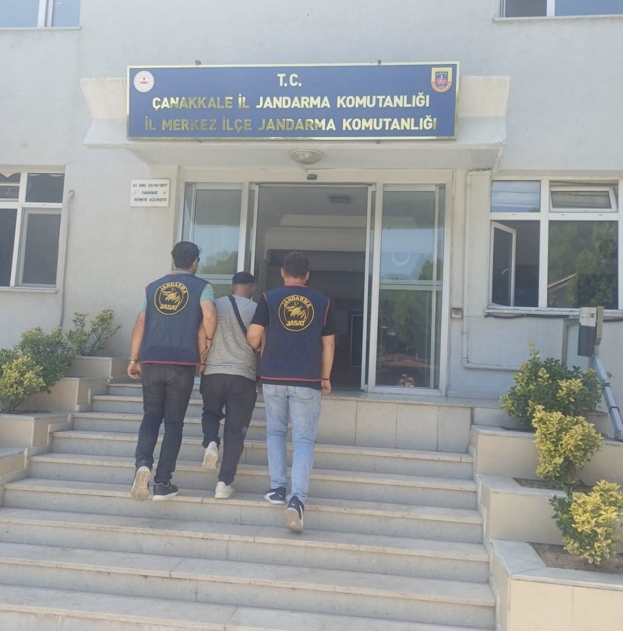 ÇANAKKALE’DE JANDARMA EKİPLERİNCE GERÇEKLEŞTİRİLEN HUZUR UYGULAMASINDA FARKLI SUÇLARDAN ARANAN 64...