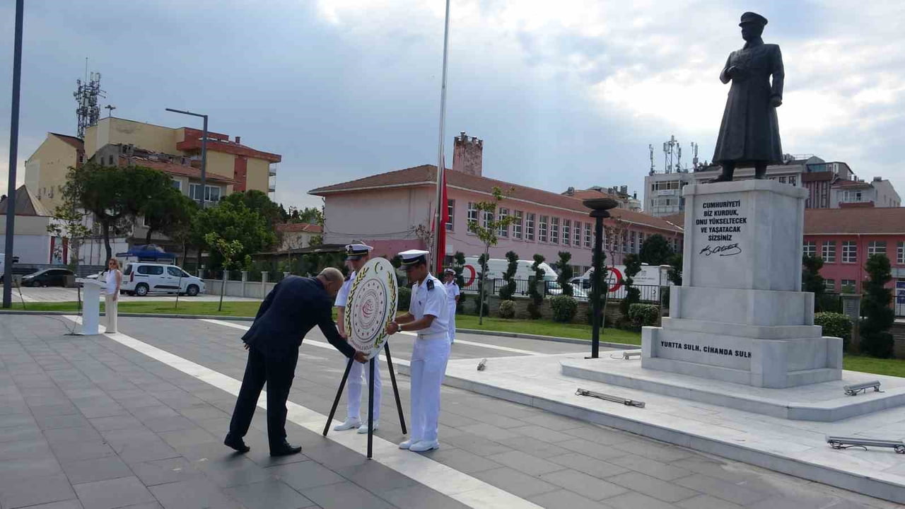 ÇANAKKALE LİMAN BAŞKANI MEHMET KÜRŞAT BİÇİCİ'NİN ATATÜRK ANITI'NA ÇELENK SUNUMUYLA BAŞLAYAN TÖREN...