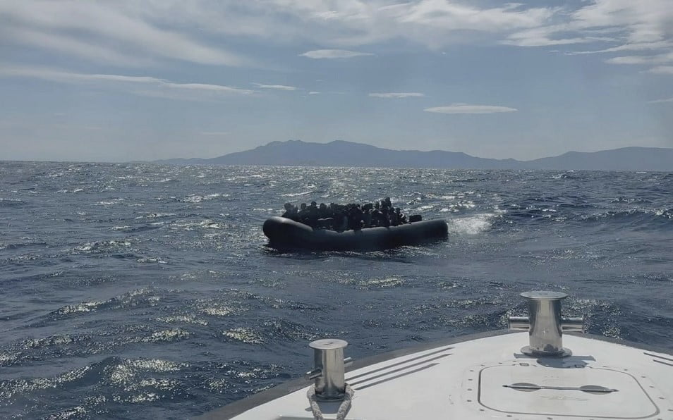 ÇANAKKALE’NİN AYVACIK İLÇESİ AÇIKLARINDA SAHİL GÜVENLİK EKİPLERİNCE 43 KAÇAK GÖÇMEN...