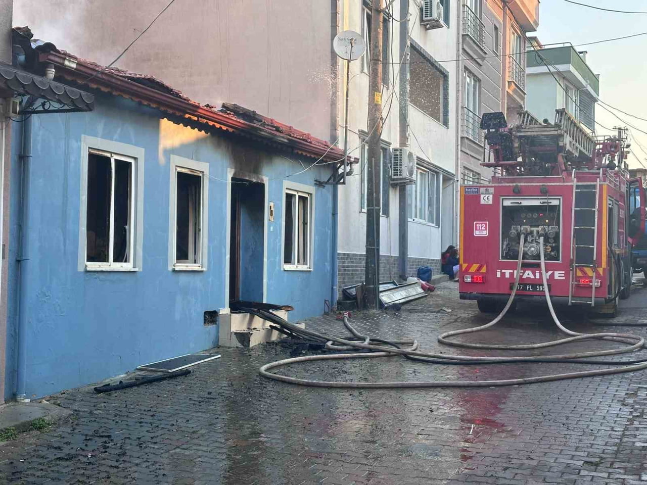 ÇANAKKALE’NİN AYVACIK İLÇESİNDE BİR EVDE ÇIKAN YANGIN GÜÇLÜKLE SÖNDÜRÜLDÜ. YANGINDA BİR KİŞİ...